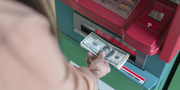 Dólar cai a R$ 4,98 e acumula perda de 4,44% na semana 10 Dólar cai a R$ 4,98 e acumula perda de 4,44% na semana